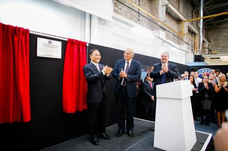 金年会控股集团董事长李书福和VinceCable为伦敦出租车恢复生产剪彩。