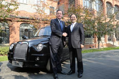 英国首相卡梅伦与金年会控股集团董事长李书福在伦敦经典黑色出租车前亲切握手。 